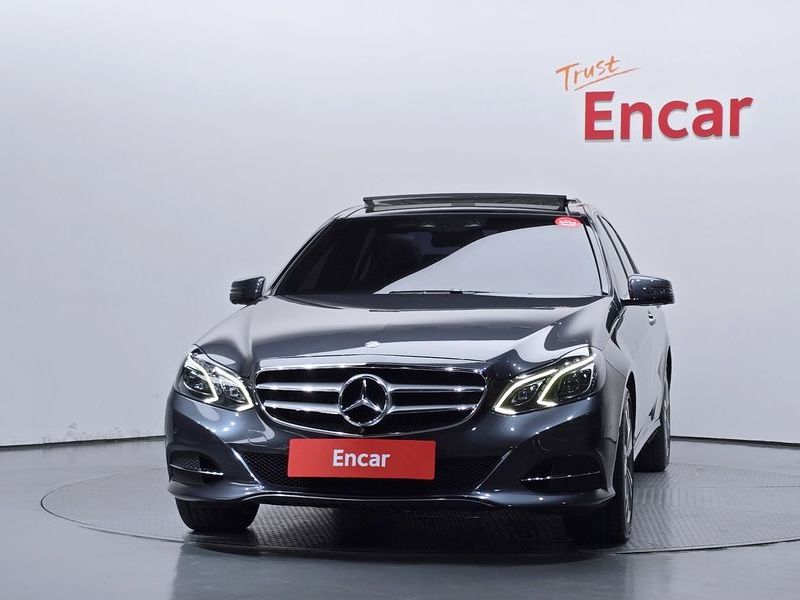 2016 Mercedes-Benz E-Class E300 4MATIC Avantgarde photo 3