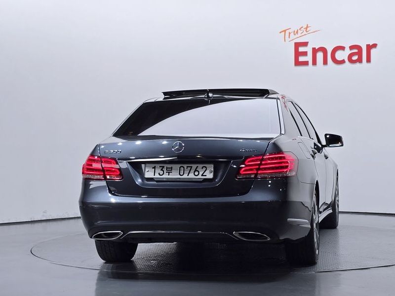 2016 Mercedes-Benz E-Class E300 4MATIC Avantgarde photo 4