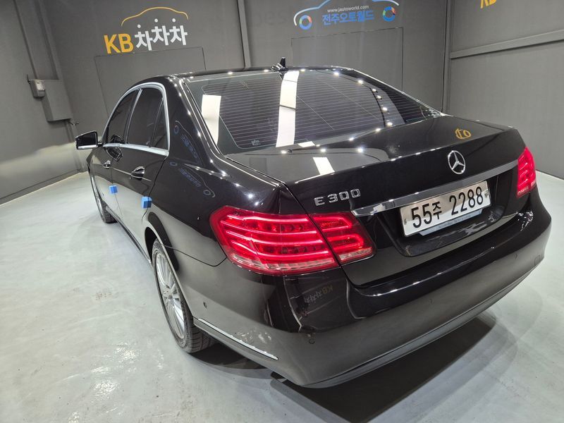 2014 Mercedes-Benz E-Class E300 Elegance photo 3