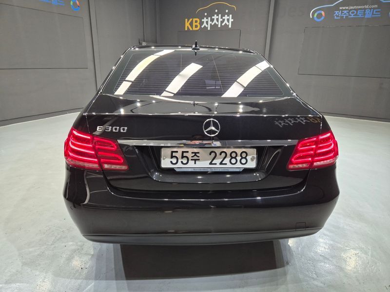 2014 Mercedes-Benz E-Class E300 Elegance photo 4