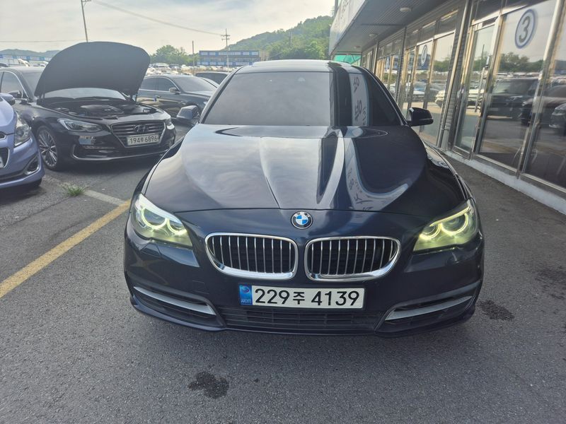 2014 BMW 5 Series 528i xDrive Luxury Plus photo 2
