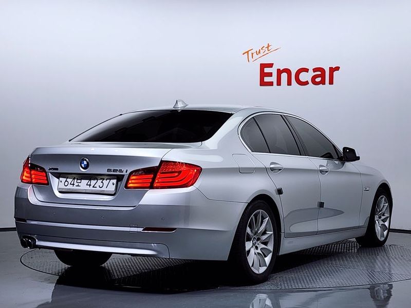 2013 BMW 5 Series 528i xDrive photo 2