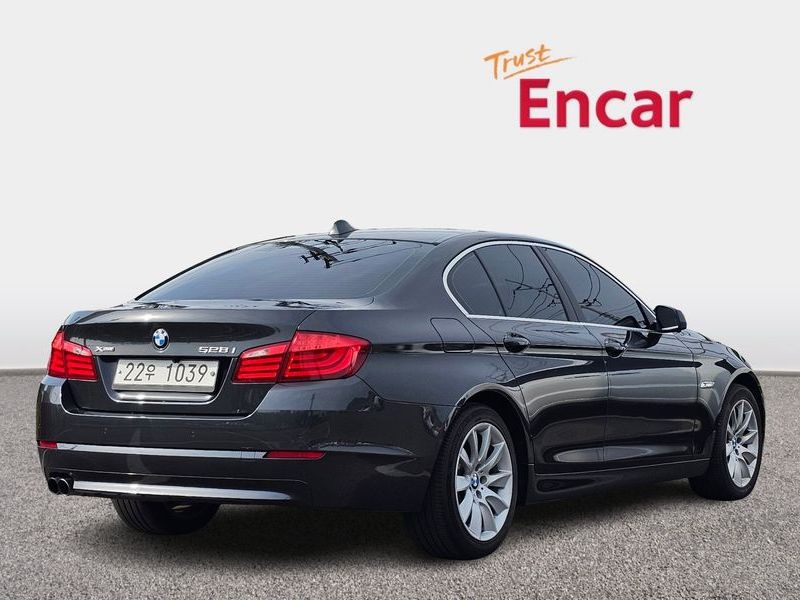 2013 BMW 5 Series 528i xDrive photo 2