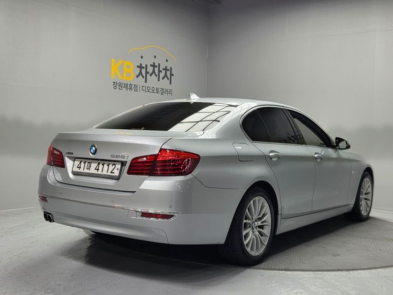 2015 BMW 5 Series 528i xDrive Luxury photo 4
