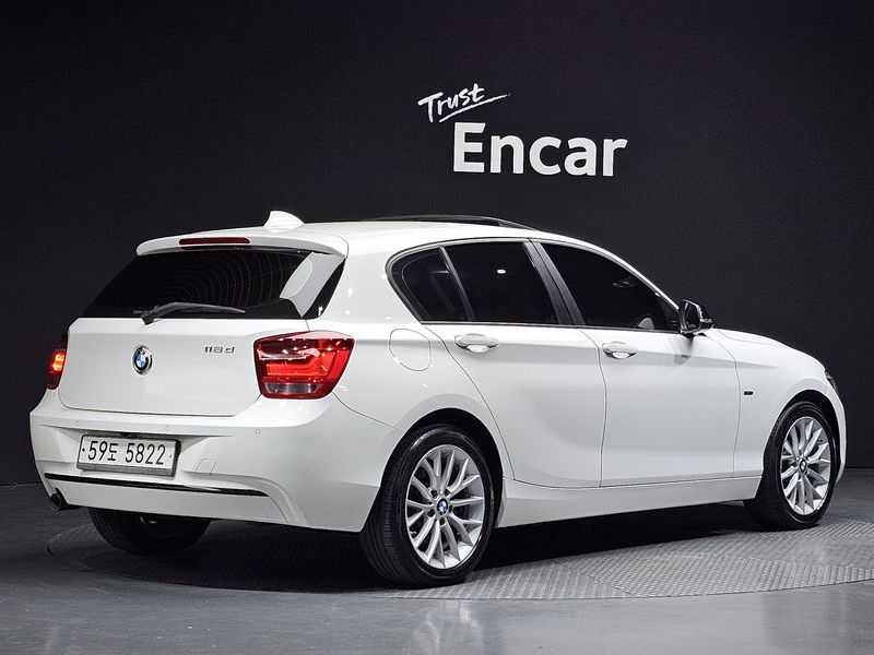 2015 BMW 1 Series 118d Sport 5Door photo 2