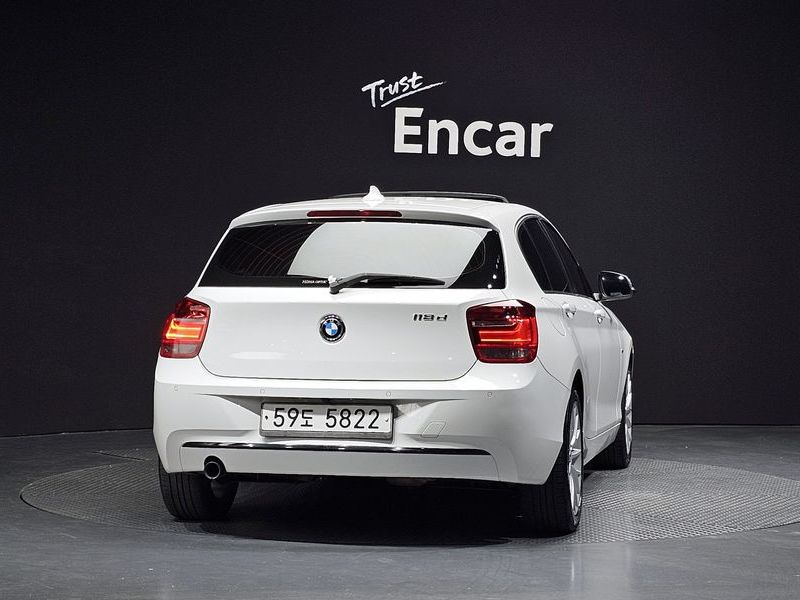 2015 BMW 1 Series 118d Sport 5Door photo 4