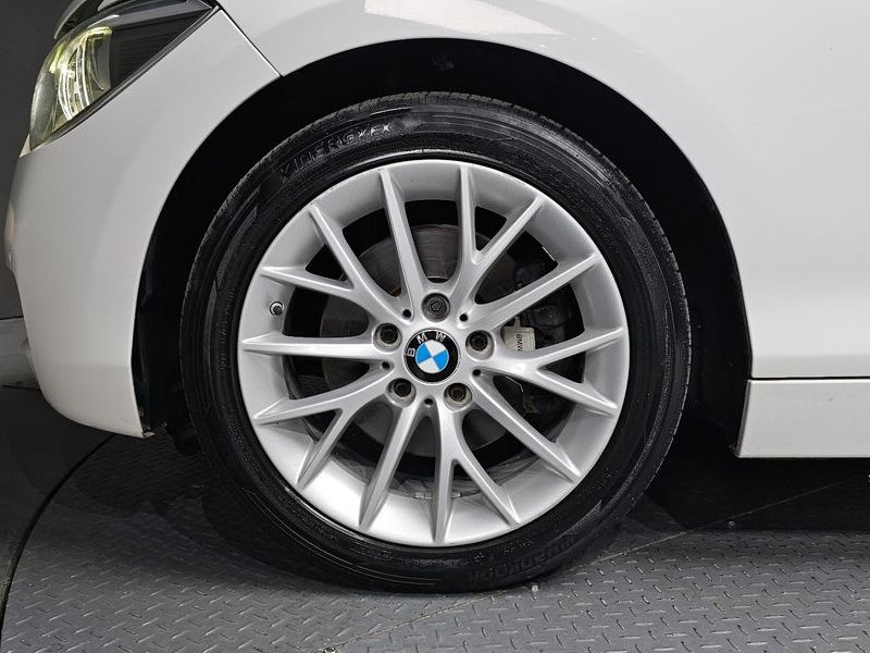 2015 BMW 1 Series 118d Sport 5Door photo 5