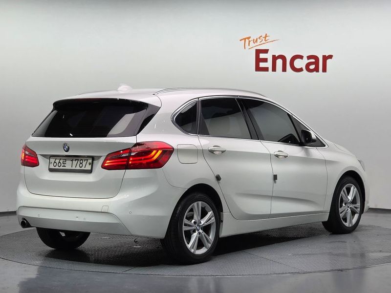 2017 BMW 2 Series Joy photo 2