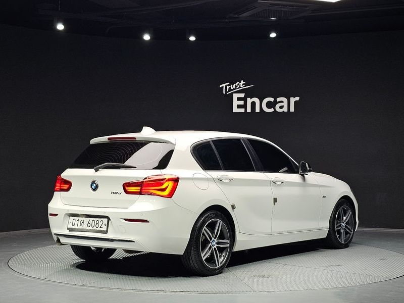 2017 BMW 1 Series 118d Sport 5Door photo 2