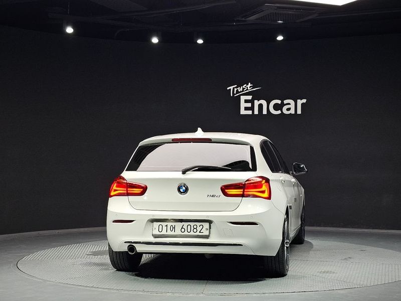 2017 BMW 1 Series 118d Sport 5Door photo 4