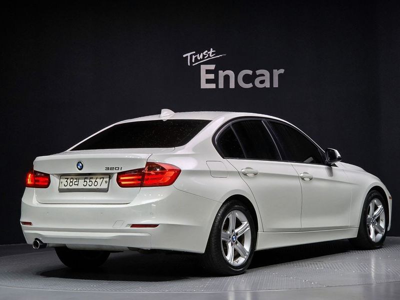 2014 BMW 3 Series 320i photo 2