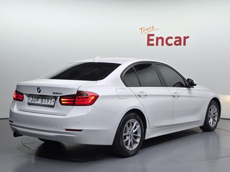 2013 BMW 3 Series 320i photo 2