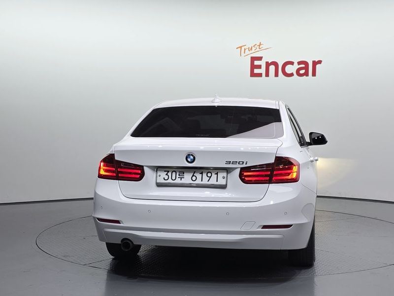 2013 BMW 3 Series 320i photo 4