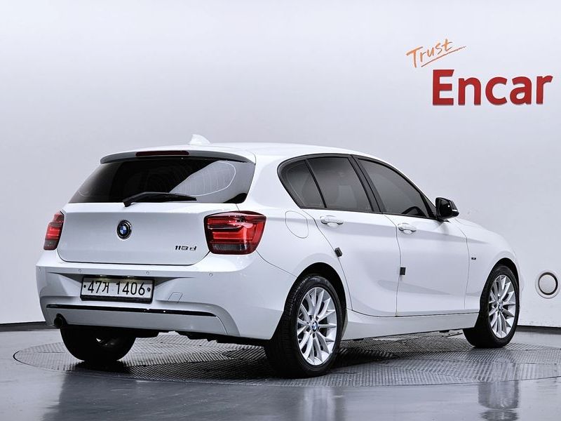 2015 BMW 1 Series 118d Sport 5Door photo 2