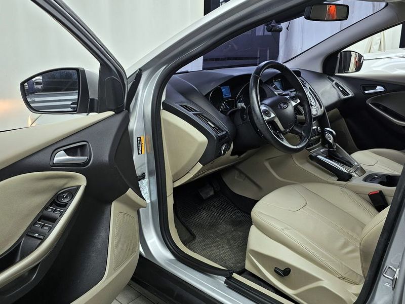 2012 Ford Focus 2.0 SEL Hatchback 3rd photo 10