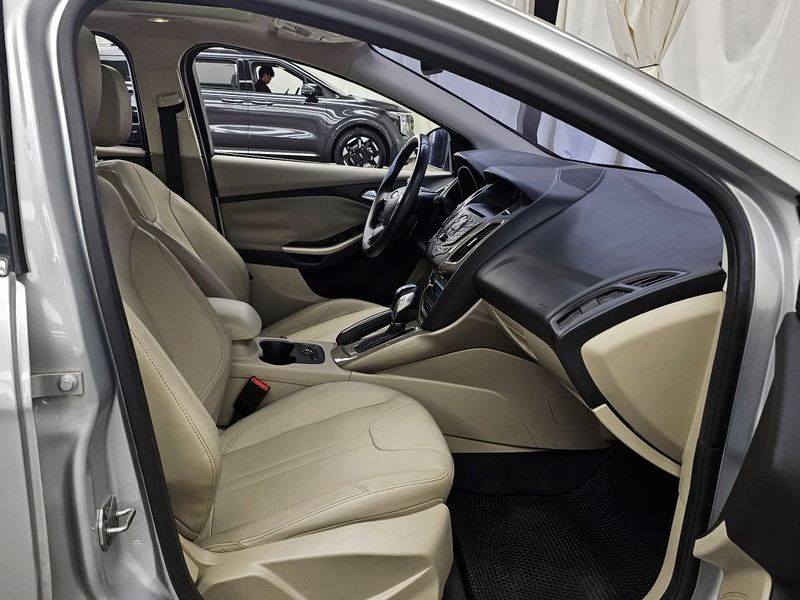 2012 Ford Focus 2.0 SEL Hatchback 3rd photo 11