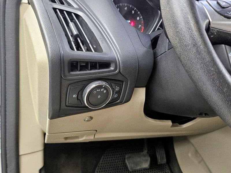 2012 Ford Focus 2.0 SEL Hatchback 3rd photo 16