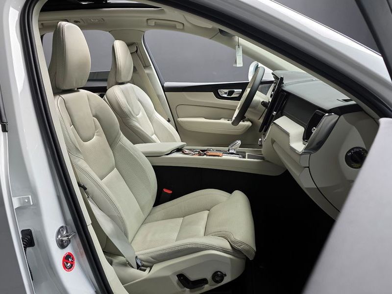 2026 Volvo XC60 B5 Ultra Bright Air Sus photo 11