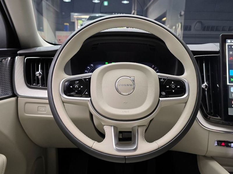 2026 Volvo XC60 B5 Ultra Bright Air Sus photo 13