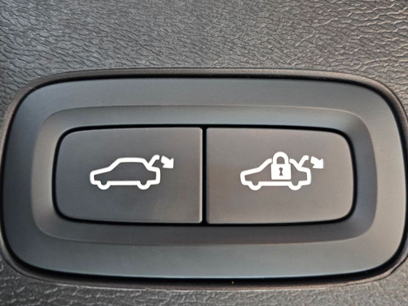 2026 Volvo XC60 B5 Ultra Bright Air Sus photo 20