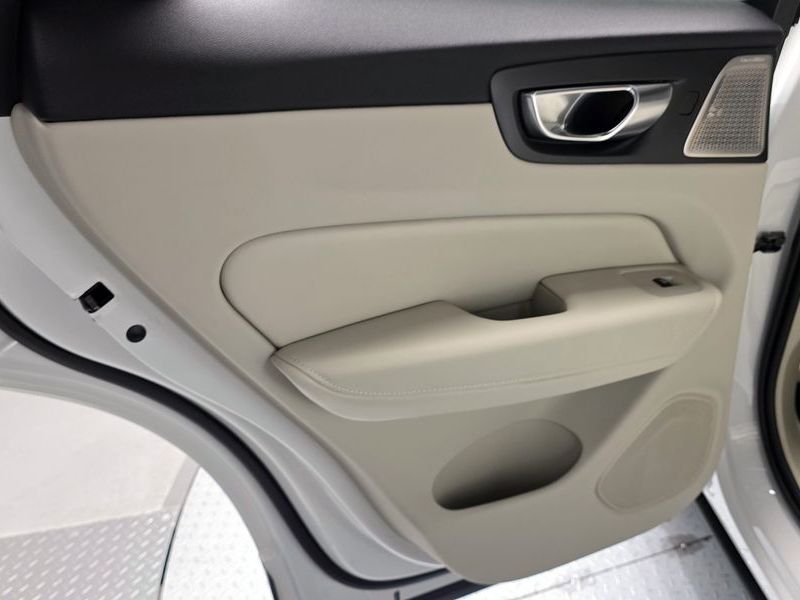 2026 Volvo XC60 B5 Ultra Bright Air Sus photo 25