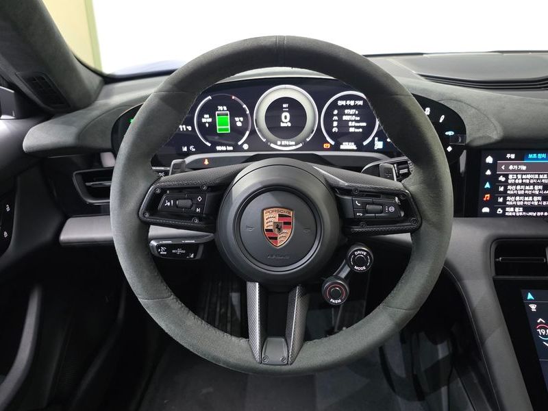 2025 Porsche Taycan Turbo GT Weissach pack photo 13