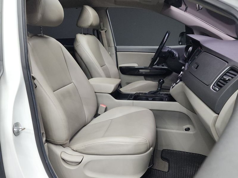 2016 Kia Carnival 9-seater Prestige photo 11