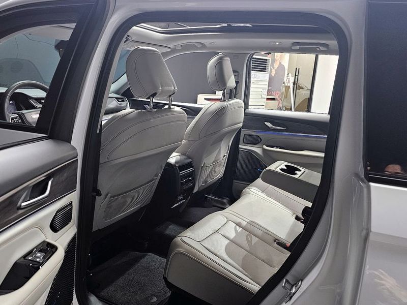 2023 Jeep Grand Cherokee 3.6 Overland photo 11