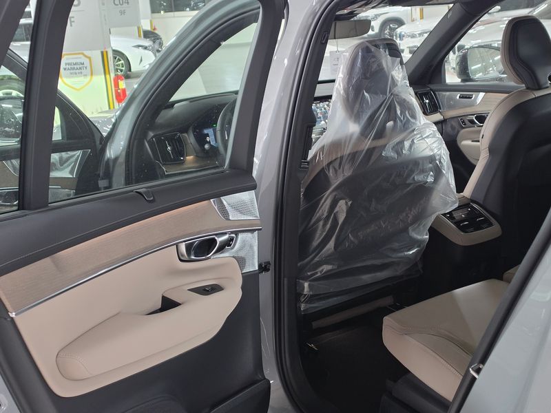 2026 Volvo XC90 B6 Ultra Dark photo 7