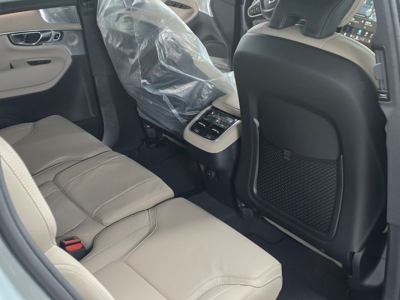 2026 Volvo XC90 B6 Ultra Dark photo 9