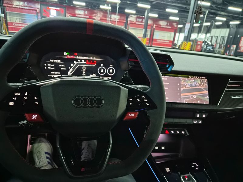2026 Audi RS3 2.5 TFSI Quattro Carbon Edition photo 9