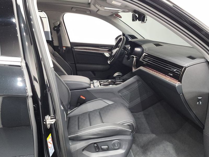 2026 Volkswagen Touareg 3.0 TDI Prestige photo 11