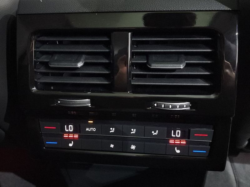 2026 Volkswagen Touareg 3.0 TDI Prestige photo 19