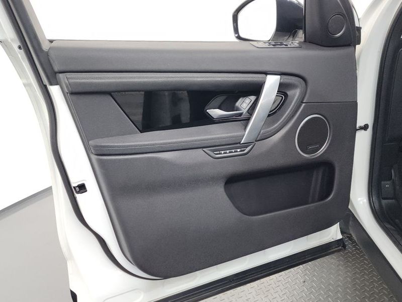 2020 Land Rover Discovery Sport P250 SE photo 24