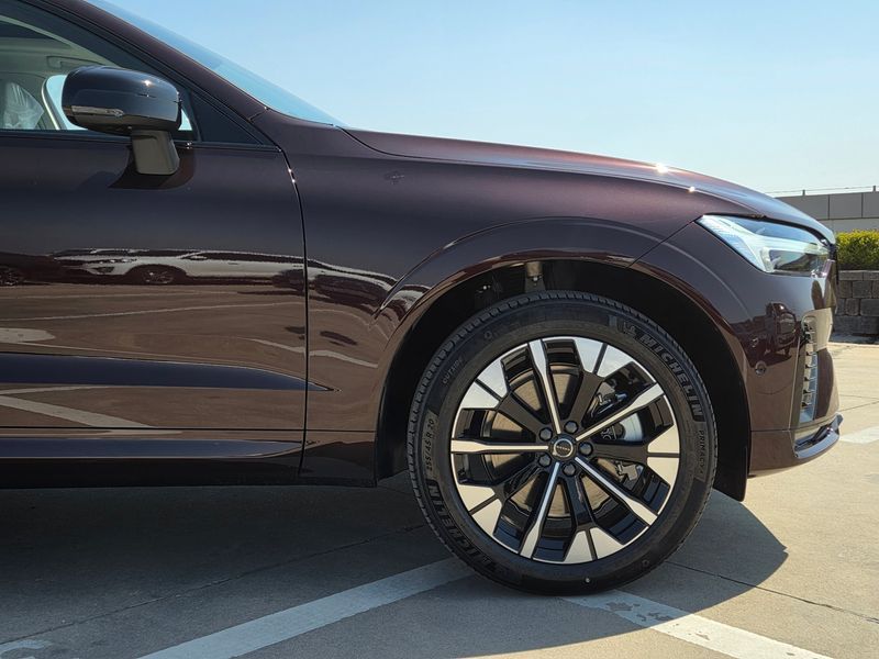 2026 Volvo XC60 B5 Ultra Dark Air Sus photo 7