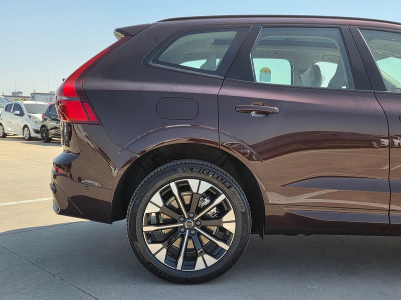 2026 Volvo XC60 B5 Ultra Dark Air Sus photo 8