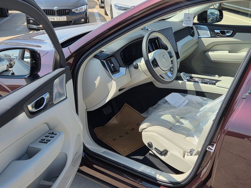 2026 Volvo XC60 B5 Ultra Dark Air Sus photo 9