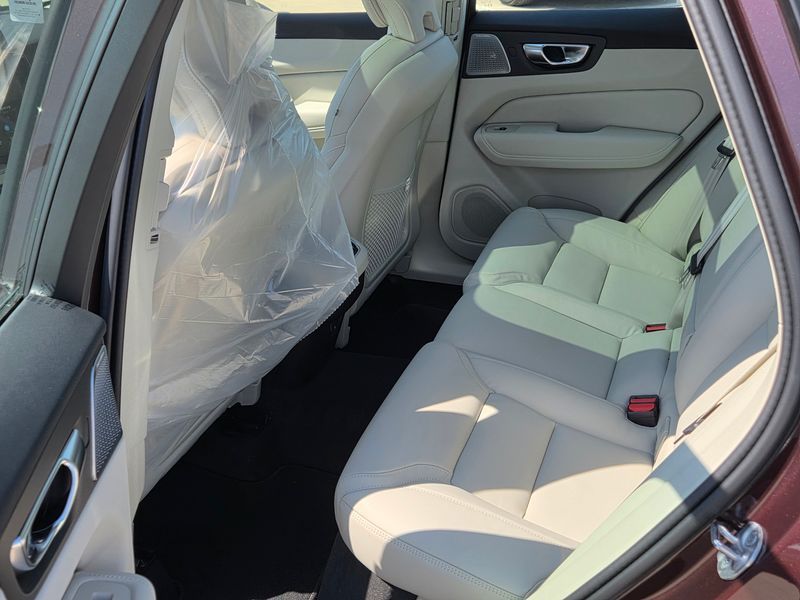 2026 Volvo XC60 B5 Ultra Dark Air Sus photo 10