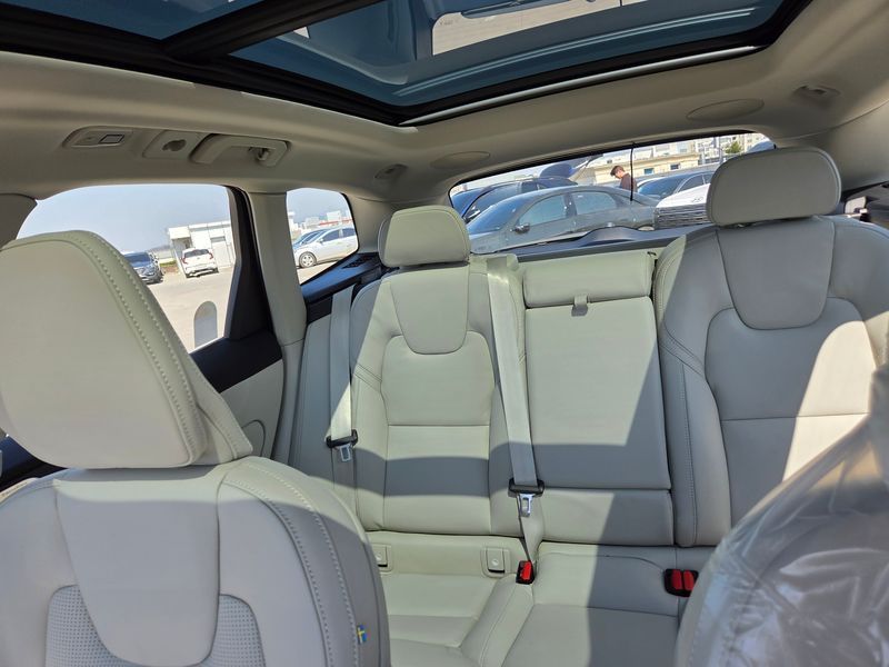 2026 Volvo XC60 B5 Ultra Dark Air Sus photo 11