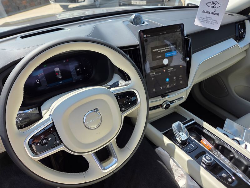 2026 Volvo XC60 B5 Ultra Dark Air Sus photo 12
