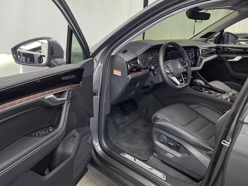 2026 Volkswagen Touareg 3.0 TDI Prestige photo 10