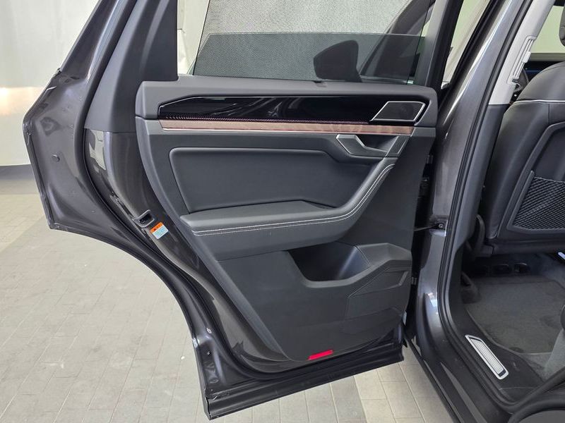 2026 Volkswagen Touareg 3.0 TDI Prestige photo 25