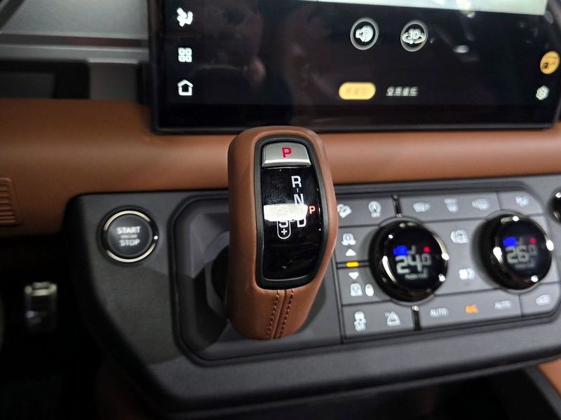 2025 Land Rover Defender 110 P635 Octa photo 9