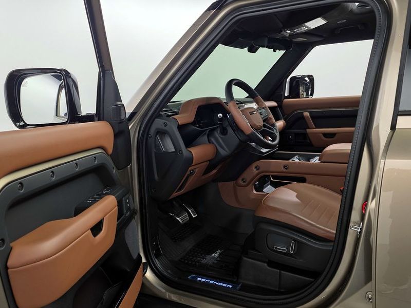 2025 Land Rover Defender 110 P635 Octa photo 10