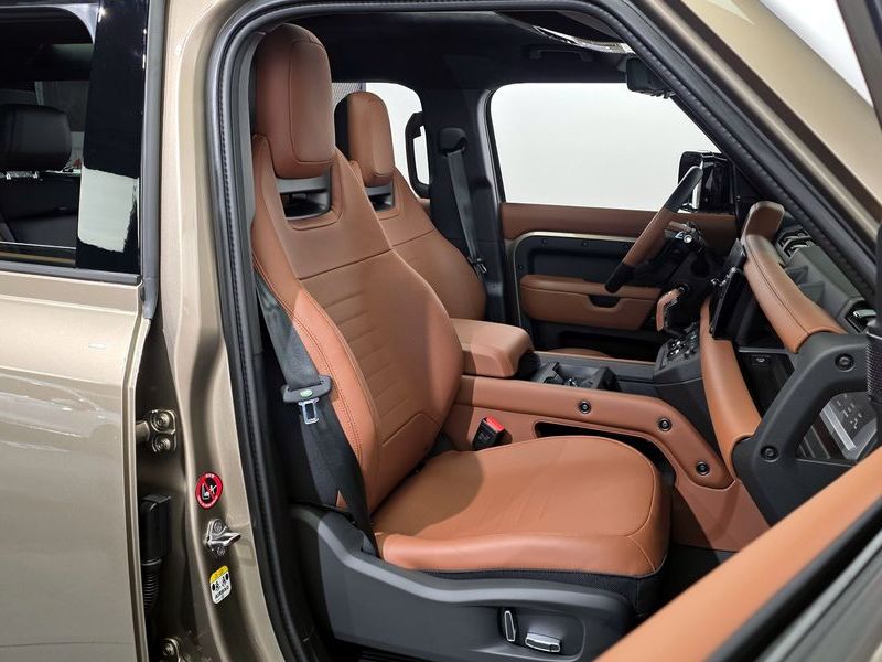 2025 Land Rover Defender 110 P635 Octa photo 12