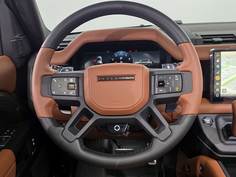 2025 Land Rover Defender 110 P635 Octa photo 13
