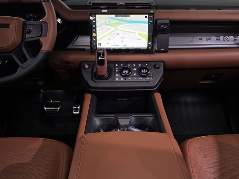 2025 Land Rover Defender 110 P635 Octa photo 18
