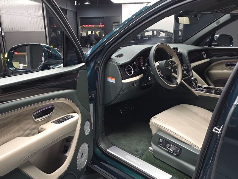 2024 Bentley Bentayga 4.0 V8 EWB First Edition photo 10