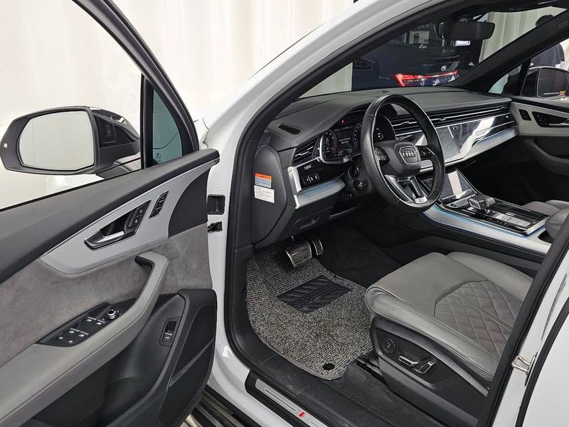 2021 Audi Q7 55 TFSI Quattro Premium photo 10
