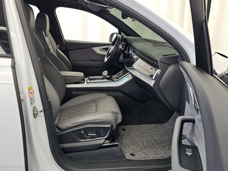 2021 Audi Q7 55 TFSI Quattro Premium photo 11